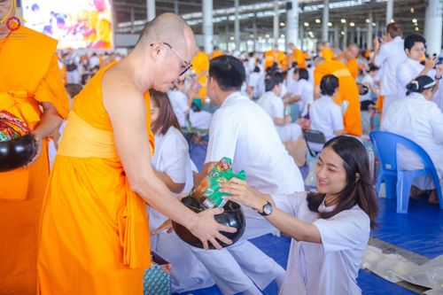 ภาพ No.149960:พิธีตักบาตร , พิธีปฎิบัติธรรม , พิธีถวายภัตตาหารเมนูสวรรค์ ในพรรษาแห่งการเข้าถึงธรรม วันธรรมชัย วันอังคารที่ 27 สิงหาคม พ.ศ.2567 ณ สภาธรรมกายสากล วัดพระธรรมกาย