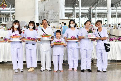 ภาพ No.143450:พิธีตักบาตร ข้าวสารอาหารแห้ง ณ บ้านแก้วเรือนทองคุณยายฯ และ พิธีบูชาข้าวพระ  ณ สภาธรรมกายสากล วัดพระธรรมกาย วันอาทิตย์ที่ 7 กรกฎาคม พ.ศ. 2567