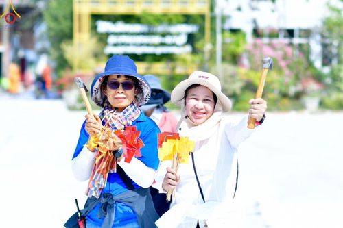 ภาพ No.204075:V.52 สารพัดV สารพัดดี ที่วัดสองพี่น้อง ในโครงการธรรมยาตรา กตัญญูบูชา มหาปูชนียาจารย์ พระมงคลเทพมุนี(สด จนฺทสโร) พระผู้ปราบมาร อนุสรณ์สถาน 7 แห่ง ปีที่ 13 ระหว่างวันที่ 2-31 มกราคม พ.ศ. 2568