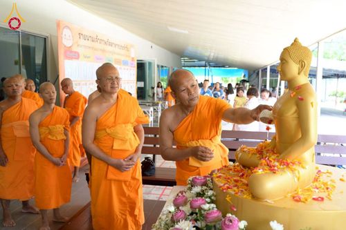 ภาพ No.218107:วันอาทิตย์ที่ 13 เมษายน พ.ศ. 2568 พิธีตักบาตรฉลองสามเณรใหม่ 75 รูป เนื่องในวันสงกรานต์ (โครงการบรรพชาสามเณรฟื้นฟูพระพุทธศาสนาทั่วไทย ประจำปีพุทธศักราช 2568) ณ ศูนย์ปฏิบัติธรรมระยอง(บ้านช่องลม) ตำบลบางบุตร อำเภอบ้านค่าย จังหวัดระยอง