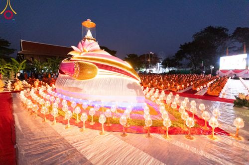 ภาพ No.112069:พิธีจุดประทีปถวายเป็นพุทธบูชา และบูชาธรรมมหาปูชนียาจารย์ พระมงคลเทพมุนี(สด จนฺทสโร) ในโครงการธรรมยาตรา กตัญญูบูชา มหาปูชนียาจารย์ พระมงคลเทพมุนี(สด จนฺทสโร) พระผู้ปราบมาร อนุสรณ์สถาน 7 แห่ง ปีที่ 12 วันที่ 14 มกราคม พ.ศ. 2567 ณ วัดสองพี่น้อง อ.สองพี่น้อง