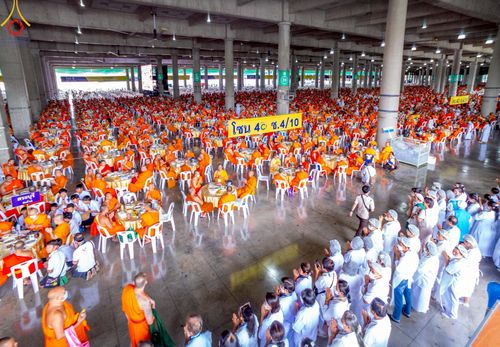 ภาพ No.219460:วันอังคารที่ 22 เมษายน พ.ศ. 2568 พิธีมอบปัจจัยช่วยเหลือครู 4 จังหวัดชายแดนภาคใต้ , พิธีกล่าวคำถวายอุปกรณ์ เพื่อเตรียมการต้อนรับคณะสงฆ์ฯ , พิธีกล่าวคำถวายภัตตาหารเป็นสังฆทาน , คณะสงฆ์ฉันภัตตาหารเพล  เนื่องในวันคุ้มครองโลก พิธีถวายมหาสังฆทานแด่คณะสงฆ์