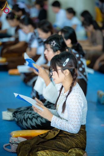 ภาพ No.143732:พิธีถวายผ้าไตร, สวดธรรมจักร, ปฏิบัติธรรม และฟังแสดงพระธรรมเทศนา ภาษาเมียนมา โดยมีสาธุชนชาวเมียนมากว่า 4,000 คน เข้าร่วมพิธี ณ มหารัตนวิหารคด วัดพระธรรมกาย วันอาทิตย์ที่ 7 กรกฎาคม พ.ศ. 2567