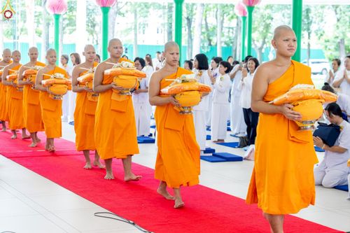 ภาพ No.227756:วันเสาร์ที่ 31 พฤษภาคม พ.ศ.2568 พิธีถวายผ้าไตรแด่สามเณรผู้เข้ารับการอุปสมบท , พิธีอุปสมบทสามเณรเตรียม DCI วัดพระธรรมกาย จ.ปทุมธานี