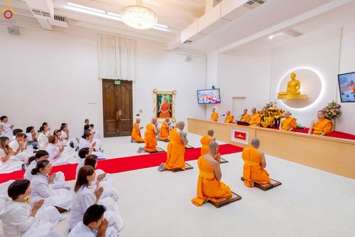 ภาพ No.252293:วันที่ 4-5 ตุลาคม พ.ศ. 2568  วัดพระธรรมกายแคลิฟอร์เนีย ประเทศสหรัฐอเมริกา ได้จัดพิธีตัดปอยผม โดยคณะสงฆ์ ญาติ ๆ และสาธุชน ให้กับนาคธรรมทายาท 8 ท่าน และได้จัดพิธีบรรพชา-อุปสมบท ฉลองพิธีทอดกฐินบรมจักรพรรดิ สร้างอุโบสถ 82 ปี บูชาธรรมหลวงพ่อธัมมชโย