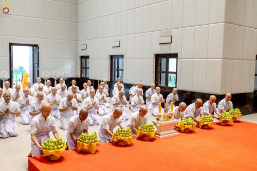 ภาพ No.228915:วันเสาร์ที่ 14 มิถุนายน พ.ศ. 2568 พิธีเวียนประทักษิณ , พิธีขอขมารับผ้าไตร ในโครงการบรรพชาอุปสมบทหมู่ ผู้บริหารรุ่นที่ 15 และ อุดมศึกษา รุ่นที่ 52 ณ โบสถ์พระไตรปิฎก วัดพระธรรมกาย