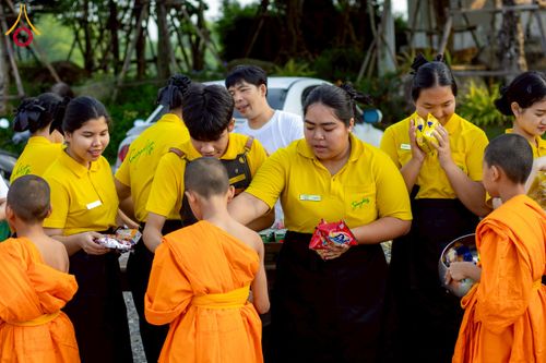 ภาพ No.217992:วันศุกร์ที่ 11 เมษายน พ.ศ. 2568 พระและสามเณร 99 รูป จากศูนย์ปฏิบัติธรรมระยอง(บ้านช่องลม) บิณฑบาต ณ ทุ่งปอเทือง ต.บางบุตร อ.บ้านค่าย จ.ระยอง เพื่อเป็นการฝึกสามเณรภาคฤดูร้อน ผ่านกิจวัตรบิณฑบาตในพื้นที่ชุมชน