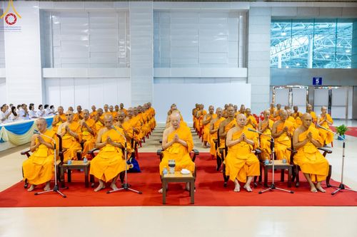 ภาพ No.177632:พิธีตักบาตรและพิธีบูชาข้าวพระ ในวันอาทิตย์ต้นเดือนที่ 1 ธันวาคม พ.ศ. 2567 ณ สภาธรรมกายสากล วัดพระธรรมกาย