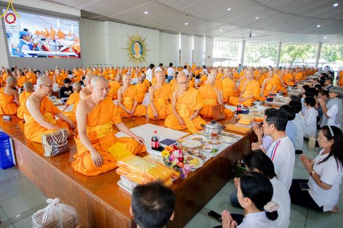 ภาพ No.177428:พิธีถวายภัตตาหารเมนูสวรรค์ และพิธีบุพเปตพลี ครั้งที่ 158 ร่วมอุทิศบุญแด่หมู่ญาติที่ล่วงลับไปแล้ว และสืบทอดอายุพระพุทธศาสนา ณ วัดพระธรรมกาย วันที่ 30 พฤศจิกายน พ.ศ.2567 (วันพระ แรม 15 ค่ำ เดือน 12)