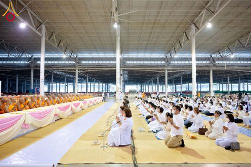 ภาพ No.203729:พิธีถวายภัตตาหารเป็นสังฆทาน แด่พระธรรมยาตรา ณ วัดพระธรรมกาย ตำบลคลองสาม อำเภอคลองหลวง จังหวัดปทุมธานี ในโครงการธรรมยาตรา กตัญญูบูชา มหาปูชนียาจารย์ พระมงคลเทพมุนี(สด จนฺทสโร) พระผู้ปราบมาร อนุสรณ์สถาน 7 แห่ง ปีที่ 13 วันที่ 30 มกราคม พ.ศ. 2568