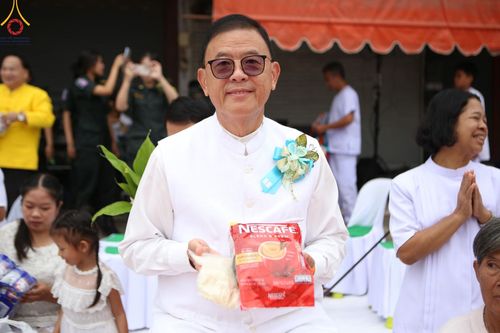 ภาพ No.146298:ตักบาตรพระ 1,384 รูป ทำบุญเมืองฝางครบรอบ 1,383 ปี ถวายเป็นพระราชกุศลแด่พระบาทสมเด็จพระเจ้าอยู่หัว เนื่องในโอกาสพระราชพิธีมหามงคล เฉลิมพระชนมพรรษา 6 รอบ 72 พรรษา วันเสาร์ที่ 27 กรกฎาคม พ.ศ.2567  ณ ถนนหน้าที่ว่าการอำเภอฝาง จ.เชียงใหม่