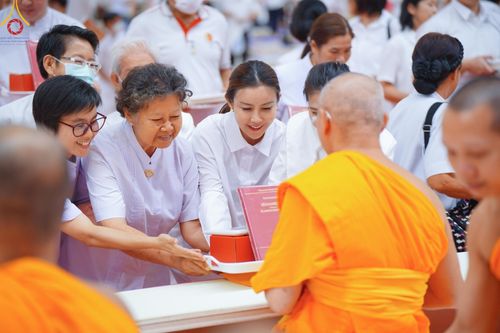 ภาพ No.138857:พิธีถวายกองทุนสนับสนุน การสร้างพระไตรปิฎกฉบับธรรมชัย และอนุรักษ์คัมภีร์ใบลาน น้อมบูชาธรรมหลวงพ่อธัมมชโย 80 ปี ณ ห้องแก้วสารพัดนึก 2 วัดพระธรรมกาย วันเสาร์ที่ 1 มิถุนายน พศ. 2567