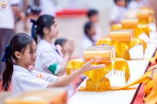 ภาพ No.245973:วันเสาร์ที่ 13 กันยายน พ.ศ. 2568 พิธีมอบผ้าไตรประธานกฐินสัมฤทธิ์เด็กดี V-Star ณ สภาธรรมกายสากล วัดพระธรรมกาย