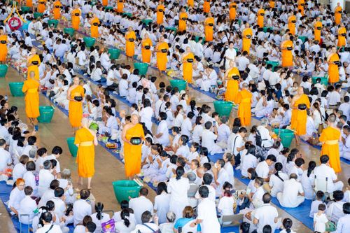 ภาพ No.256826:วันที่ 5 ตุลาคม พ.ศ. 2568 พิธีตักบาตร ข้าวสารอาหารแห้ง ณ บ้านแก้วเรือนทองคุณยายฯ สภาธรรมกายสากล วัดพระธรรมกาย