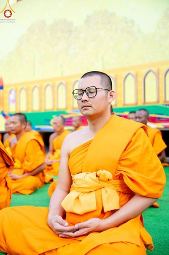 ภาพ No.201357:พระธรรมยาตราปฏิบัติธรรม และถ่ายภาพหมู่ประวัติศาสตร์ ณ อาคารธรรมยาตรา กตัญญูบูชามหาปูชนียาจารย์  ตรงข้ามวัดปากน้ำภาษีเจริญ จ.กรุงเทพมหานคร ในโครงการธรรมยาตรา กตัญญูบูชา มหาปูชนียาจารย์ พระมงคลเทพมุนี(สด จนฺทสโร) พระผู้ปราบมาร อนุสรณ์สถาน 7 แห่ง ปีที่ 13