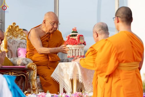 ภาพ No.221616:วันอังคารที่ 22 เมษายน พ.ศ. 2568 ภาพพิธีถวายมหาสังฆทานคณะสงฆ์ 40,000 กว่าวัดทั่วประเทศ เนื่องในวันคุ้มครองโลก ชุดที่ 2 (ปลื้มให้สมการรอคอย) ณ ลานธรรมพระมหาธรรมกายเจดีย์ วัดพระธรรมกาย