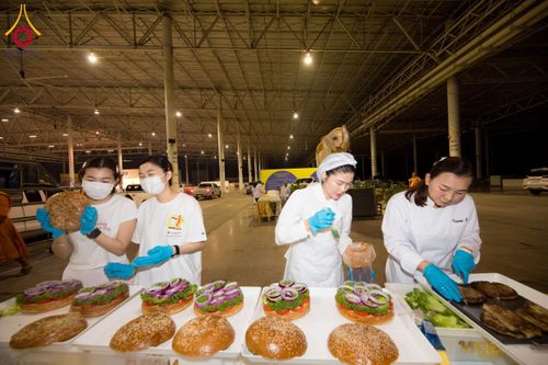 ภาพ No.204345:พิธีถวายภัตตาหารเป็นสังฆทาน แด่พระธรรมยาตรา ณ วัดพระธรรมกาย ตำบลคลองสาม อำเภอคลองหลวง จังหวัดปทุมธานี ในโครงการธรรมยาตรา กตัญญูบูชา มหาปูชนียาจารย์ พระมงคลเทพมุนี(สด จนฺทสโร) พระผู้ปราบมาร อนุสรณ์สถาน 7 แห่ง ปีที่ 13 วันที่ 31 มกราคม พ.ศ. 2568