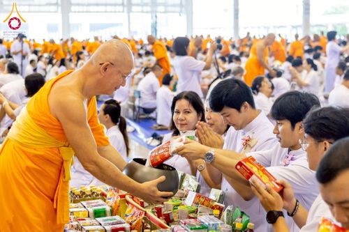 ภาพ No.223397:วันวิสาขบูชา วันอาทิตย์ที่ 11 พฤษภาคม พ.ศ. 2568 พิธีตักบาตร และปฎิบัติธรรม ณ สภาธรรมกายสากล วัดพระธรรมกาย