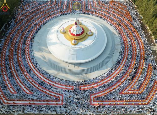 ภาพ No.193013:พิธีตักบาตรพระธรรมยาตรา ณ อนุสรณ์สถานคลองบางนางแท่น อ.สามพราน จ.นครปฐม ในโครงการธรรมยาตรา กตัญญูบูชา มหาปูชนียาจารย์ พระมงคลเทพมุนี(สด จนฺทสโร) พระผู้ปราบมาร อนุสรณ์สถาน 7 แห่ง ปีที่ 13 วันที่ 11 มกราคม พ.ศ.2568