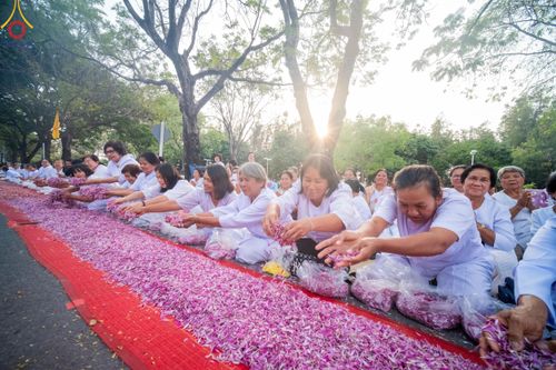 ภาพ No.120071:พิธีต้อนรับพระธรรมยาตรา ในโครงการธรรมยาตรา กตัญญูบูชา มหาปูชนียาจารย์ พระมงคลเทพมุนี(สด จนฺทสโร) พระผู้ปราบมาร อนุสรณ์สถาน 7 แห่ง ปีที่ 12 วันที่ 28 มกราคม พ.ศ. 2567 ณ วัดพระธรรมกาย จ.ปทุมธานี