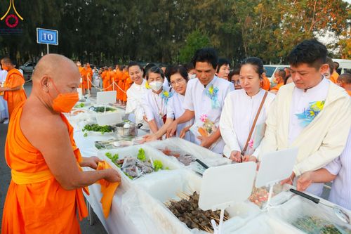 ภาพ No.106744:พิธีถวายภัตตาหารเป็นสังฆทาน แด่คณะพระธรรมยาตราฯ ในโครงการธรรมยาตรากตัญญูบูชา มหาปูชนียาจารย์ พระมงคลเทพมุนี(สด จนฺทสโร) พระผู้ปราบมาร อนุสรณ์สถาน 7 แห่ง ปีที่ 12 วันที่ 6 มกราคม พ.ศ. 2567 ณ อนุสรณ์สถานโลตัสแลนด์ จ.สุพรรณบุรี