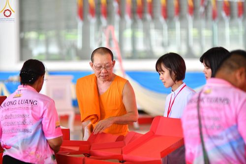 ภาพ No.212081:วันจันทร์ที่ 17 มีนาคม พ.ศ. 2568 บุญบรรจุกล่องไทยธรรม เพื่อถวายแด่พระสังฆาธิการ 40,000 กว่าวัดทั่วไทย ในวันคุ้มครองโลก 22 เมษายน พ.ศ. 2568 ณ บ้านแก้วเรือนทองคุณยายฯ วัดพระธรรมกาย