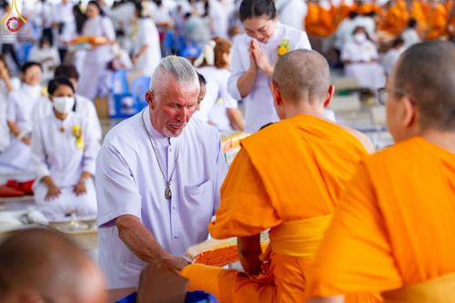 ภาพ No.122924:พิธีสวดพระพุทธมนต์ พิธีทอดผ้าบังสุกุล และพิธีถวายภัตตาหาร เป็นสังฆทานแด่พระภิกษุ สามเณร เนื่องในวันมหาปูชนียาจารย์ วันเสาร์ที่ 3 กุมภาพันธ์ พ.ศ. 2567 ณ หอฉันคุณยายอาจารย์ฯ วัดพระธรรมกาย