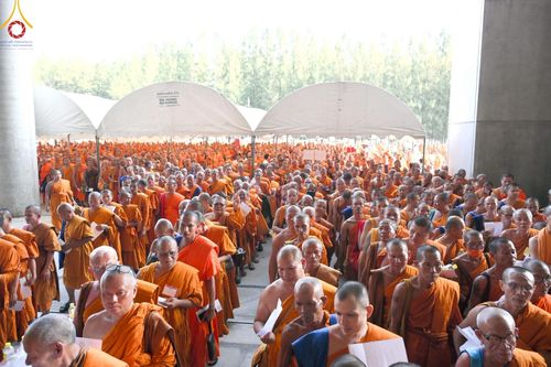 ภาพ No.219331:บรรยากาศการเดินทางเข้าวัดพระธรรมกาย , การต้อนรับปฏิสันถาร , การฉันภัตตาหารเช้า , การลงทะเบียนพระสังฆาธิการ  เนื่องในวันคุ้มครองโลก พิธีถวายมหาสังฆทานคณะสงฆ์ 40,000 กว่าวัดทั่วประเทศ ณ วัดพระธรรมกาย
