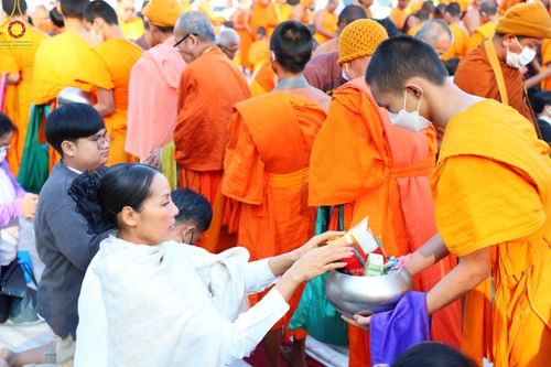 ภาพ No.103897:พิธีตักบาตรพระ 1,000 รูป ครั้งที่ 7 ถวายเป็นพุทธบูชา เพื่อช่วยเหลือคณะสงฆ์ 323 วัด 4 จังหวัดชายแดนภาคใต้ และถวายแด่คณะสงฆ์จังหวัดพิษณุโลก ณ ลานธรรมธุดงคสถานพิษณุโลก อ.วังทอง จ.พิษณุโลก วันที่ 24 ธันวาคม พ.ศ. 2566