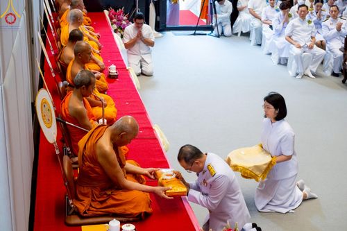 ภาพ No.214827:พิธีต้อนรับสัญญาบัตร พัดยศ พระราชวิเทศวชิรเวที (บัณฑิต วรปญฺโญ) เจ้าอาวาสวัดพระธรรมกายสกอตแลนด์ สหราชอาณาจักร ผู้ช่วยเจ้าอาวาสวัดพระธรรมกาย ณ อุโบสถพระไตรปิฏก วัดพระธรรมกาย