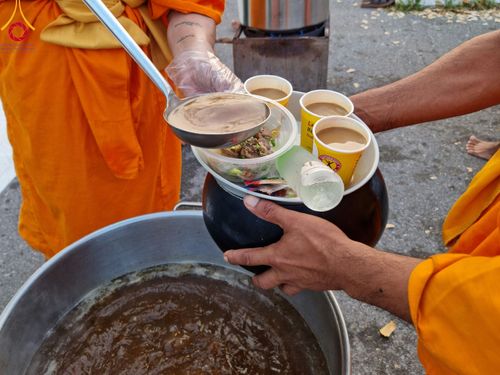 ภาพ No.111061:พิธีถวายภัตตาหารเป็นสังฆทาน แด่คณะพระธรรมยาตราฯ ในโครงการธรรมยาตรา กตัญญูบูชา มหาปูชนียาจารย์ พระมงคลเทพมุนี(สด จนฺทสโร) พระผู้ปราบมาร อนุสรณ์สถาน 7 แห่ง ปีที่ 12 วันที่ 13 มกราคม พ.ศ. 2567 ณ อนุสรณ์สถานมหาวิหารพระมงคลเทพมุนี  (โลตัสแลนด์) อ.สองพี่น้อง จ