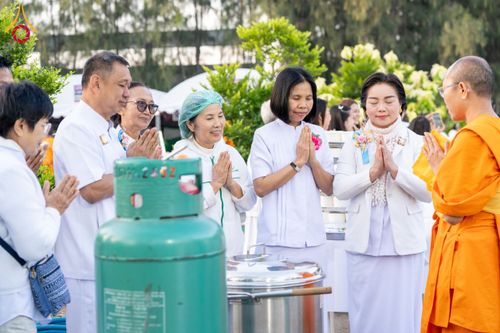ภาพ No.193774:สาธุชนถวายภัตตาหารเป็นสังฆทาน แด่พระธรรมยาตรา ณ อนุสรณ์สถานมหาวิหารพระมงคลเทพมุนี (โลตัสแลนด์) อ.สองพี่น้อง จ.สุพรรณบุรี ในโครงการธรรมยาตรา กตัญญูบูชา มหาปูชนียาจารย์ พระมงคลเทพมุนี(สด จนฺทสโร) พระผู้ปราบมาร ปีที่ 13 วันที่ 12 มกราคม พ.ศ.2568