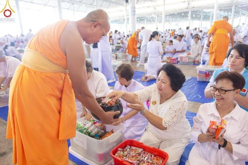 ภาพ No.222031:วันที่ 4 พฤษภาคม พ.ศ. 2568 พิธีตักบาตร เนื่องในวันอาทิตย์ต้นเดือน ณ บ้านแก้วเรือนทองคุณยายฯ วัดพระธรรมกาย