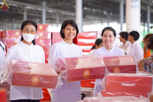 ภาพ No.214389:วันที่ 29 มีนาคม พ.ศ.2568 กิจกรรมใส่ถุงซิปกล่องไทยธรรม เพื่อรักษาความประณีตของกล่องไทยธรรม ในทุกสภาพอากาศ ณ บ้านแก้วเรือนทองคุณยาย วัดพระธรรมกาย