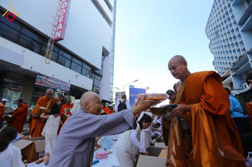 ภาพ No.147922:มหาสังฆทานครั้งยิ่งใหญ่ ตักบาตรพระ 10,000 รูป คณะสงฆ์ 4 ประเทศ 14 จังหวัดภาคใต้ วันอาทิตย์ที่ 11 สิงหาคม พ.ศ. 2567 ณ นิพัทธ์อุทิศ 3 ใจกลางนครหาดใหญ่ จ.สงขลา