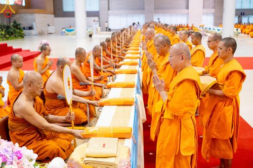 ภาพ No.146146:วันมหารำลึก ครั้งที่ 34 พิธีร่วมรำลึกถึงนักสร้างบารมีที่ล่วงลับไปแล้ว , พิธีสวดพระพุทธมนต์ ณ ห้องแก้วสารพัดนึก 1 วัดพระธรรมกาย วันเสาร์ที่ 27 กรกฎาคม พ.ศ. 2567