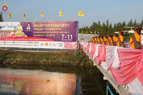 ภาพ No.107917:พิธีต้อนรับพระธรรมยาตรา ในโครงการธรรมยาตรากตัญญูบูชา มหาปูชนียาจารย์ พระมงคลเทพมุนี(สด จนฺทสโร) พระผู้ปราบมาร อนุสรณ์สถาน 7 แห่ง ปีที่ 12 วันที่ 7 มกราคม พ.ศ. 2567 ณ อนุสรณ์สถานคลองบางนางแท่น  อ.สามพราน จ.นครปฐม