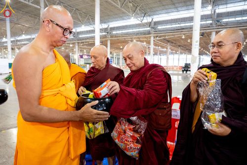 ภาพ No.207289:พิธีตักบาตร และปฏิบัติธรรมช่วงสาย ในวันมาฆบูชา วันพุธที่ 12 กุมภาพันธ์ พ.ศ. 2568 ณ วัดพระธรรมกาย จังหวัดปทุมธานี