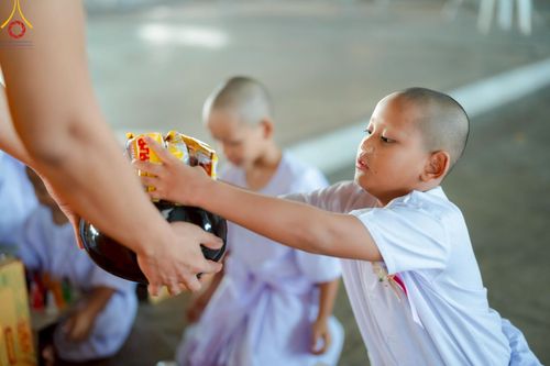 ภาพ No.214648:วันศุกร์ที่ 4 เมษายน พ.ศ.2568 นาคธรรมทายาทตักบาตรพระพี่เลี้ยง ในโครงการบรรพชาสามเณร ฟื้นฟูพระพุทธศาสนาทั่วไทย ณ วิหารคด 22 วัดพระธรรมกาย