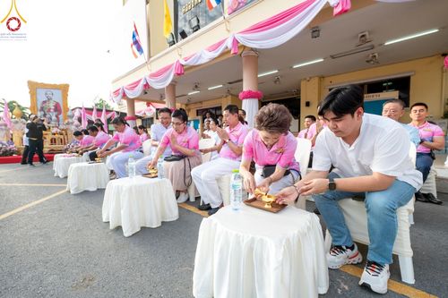 ภาพ No.150857:พิธีเจริญพระพุทธมนต์ และทำบุญตักบาตรแด่คณะสงฆ์ จำนวน 121 รูป เนื่องในโอกาสฉลองครบรอบ 120 ปี อำเภอคลองหลวง จังหวัดปทุมธานี เพื่อถวายเป็นพุทธบูชา ช่วยเหลือผู้ประสบความเดือดร้อนจากอุทกภัย และคณะสงฆ์ 323 วัด 4 จังหวัดชายแดนภาคใต้ วันเสาร์ที่ 31 สิงหาคม พ.ศ. 