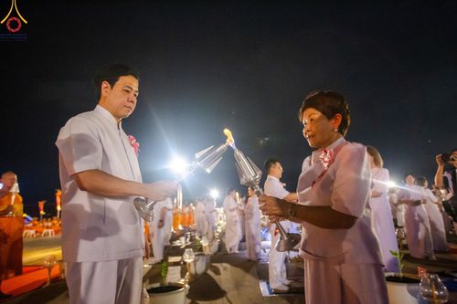 ภาพ No.160638:พิธีจุดประทีป 20,000 ดวง บูชาพระมหาธรรมกายเจดีย์ และบูชาพระมงคลเทพมุนี (สด จนฺทสโร) พระผู้ปราบมาร ณ ลานธรรม พระมหาธรรมกายเจดีย์ วัดพระธรรมกาย จ.ปทุมธานี วันที่ 10 ตุลาคม พ.ศ. 2567