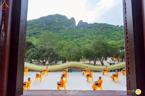 ภาพ No.222204:วันที่ 26-27 เมษายน พ.ศ. 2568 ศูนย์ปฏิบัติธรรมสวนผึ้ง ร่วมกับ ธุดงค์คสถานประจวบคีรีขันธ์ และวัดอ่าวน้อย  จัดกิจกรรมเดินธรรมยาตรา ตักบาตรข้าวสารอาหารแห้ง และจุดประทีปถวายเป็นพุทธบูชา ณ วัดอ่าวน้อย จ.ประจวบคีรีขันธ์