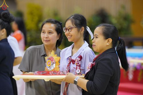 ภาพ No.124695:พิธีมอบโล่วัชรเกียรติยศ โครงการตอบปัญหาศีลธรรมเพื่อสันติภาพโลก (World-PEC) ต่างประเทศ ครั้งที่ 17 ณ ห้องแก้วสารพัดนึก 1 วัดพระธรรมกาย ในวันมาฆบูชา เสาร์ที่ 24 กุมภาพันธ์ พ.ศ. 2567