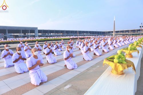 ภาพ No.101478:พิธีเวียนประทักษิณ, พิธีวันทาเจดีย์, พิธีขอขมาและมอบผ้าไตร ในโครงการอุปสมบทหมู่ รุ่นบูชาธรรมมหาปูชนียาจารย์ ณ วัดพระธรรมกาย ในวันที่ 9 ธันวาคม พ.ศ. 2566