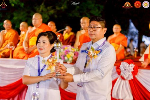 ภาพ No.224534:วันจันทร์ที่ 12 พฤษภาคม พ.ศ. 2568  ชาวพุทธในอินโดนีเซีย ร่วมฉลองวิสาขบูชาจุดประทีปกว่า 200,000 ดวง ณ พระมหาเจดีย์บรมพุทโธ  เจริญพุทธมนต์ถวาย “พระวชิรเกล้าเจ้าอยู่หัว”