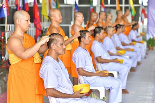 ภาพ No.230834:วันที่ 28 มิถุนายน พ.ศ. 2568 พิธีตัดปอยผมและปลงผม โครงการบวชพระนานาชาติ AEC & WAB รุ่นที่ 9 ณ วิหารคด 2 วัดพระธรรมกาย