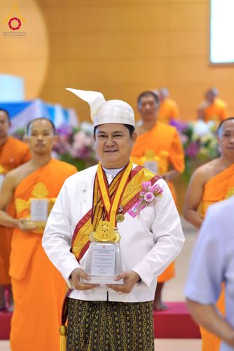 ภาพ No.232208:วันอาทิตย์ที่ 6 กรกฏาคม พ.ศ. 2568 พิธีมอบโล่เกียรติคุณ สวดธัมมจักกัปปวัตตนสูตร และรางวัลโครงการผู้นำแสงสว่างออนไลน์ ณ ห้องแก้วสารพัดนึก1 สภาธรรมกายสากล วัดพระธรรมกาย