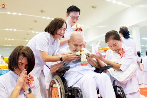 ภาพ No.251310:วันที่ 10 ตุลาคม พ.ศ. 2568 พิธีปฏิบัติธรรม ในวันคล้ายวันเกิด 141 ปี พระมงคลเทพมุนี (สด จนฺทสโร) พระผู้ปราบมาร ณ สภาธรรมกายสากล วัดพระธรรมกาย