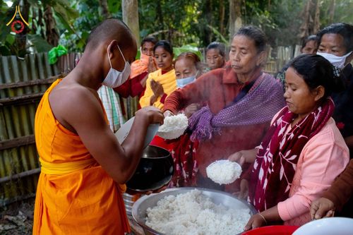 ภาพ No.76440:คณะสงฆ์และสามเณรบิณฑบาต ประเทศบังกลาเทศ วันที่ 11 กุมภาพันธ์ พ.ศ. 2566