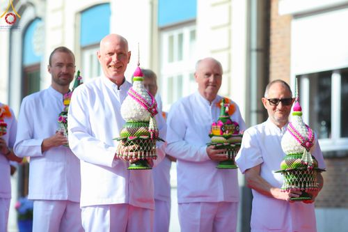 ภาพ No.83808:พิธีเวียนประทักษิณ,พิธีบรรพชาและพิธีอุปสมบทหมู่ ในโครงการอบรมพระธรรมทายาทในทวีปยุโรป  รุ่นที่ 9 วันอาทิตย์ที่ 16 กรกฎาคม พ.ศ. 2566 ณ วัดพระธรรมกายเบเนลักซ์  ประเทศเบลเยียม